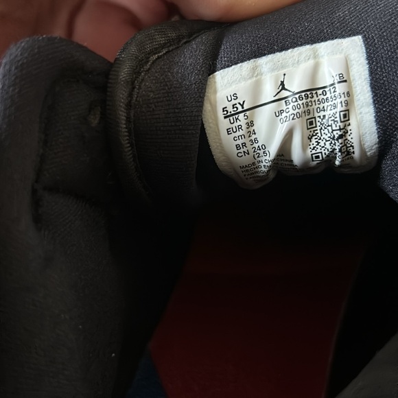 Air jordan mids size 5.5y - Picture 6 of 7